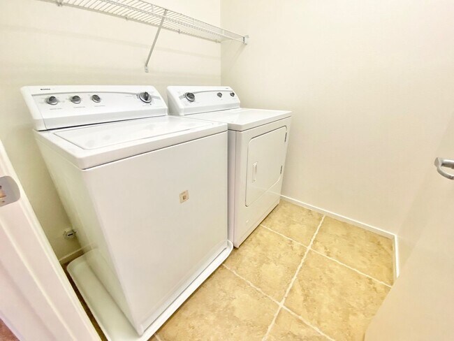 Building Photo - CUTE 3 BEDROOM / 2.5 BATHROOMS, TOWNHOME W...