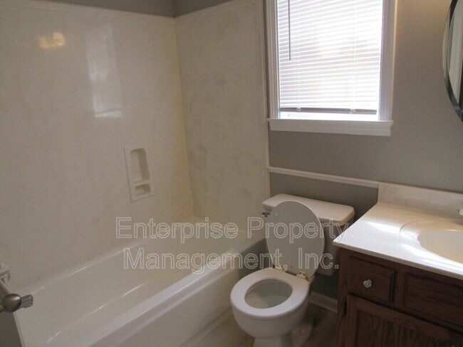 Building Photo - 7037 Meadowlands Pl