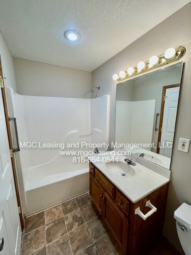 Building Photo - Beautiful Ranch-Style Duplex in Peculiar, MO - Available 09/22/26