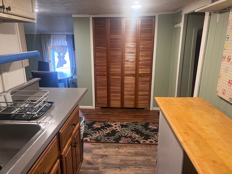 Kitchen with microwave and small electric oven - 668 Brooklyn Ave