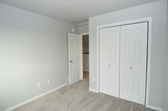 Building Photo - Beautiful 4 bed 2 bath Townhome for rent!