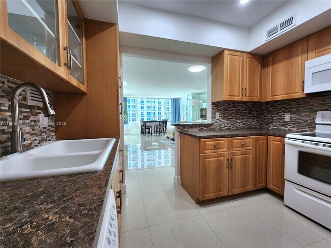 Building Photo - 3505 S Ocean Dr