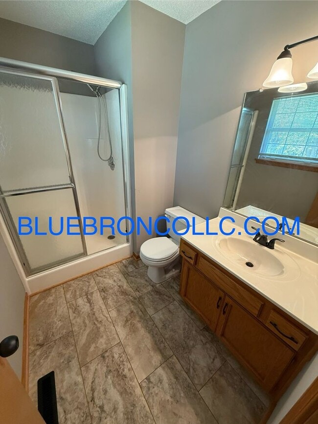 Building Photo - Check out this spacious home with thoughtf...
