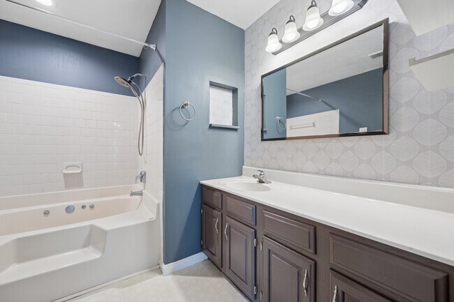Building Photo - 5562 Sponseller Ct