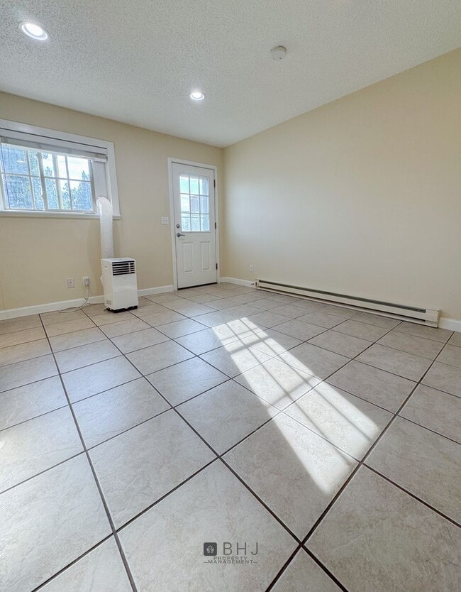 Building Photo - 3 Bedroom/ 1.5 Bath Townhouse for rent!