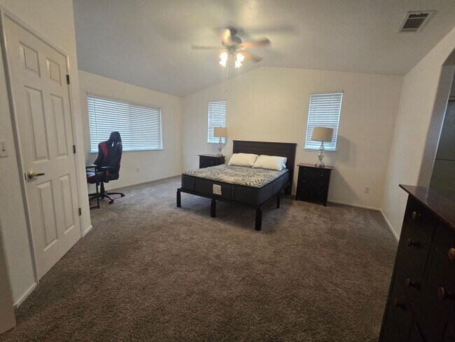 Building Photo - 3 BR 2 BA Available Now