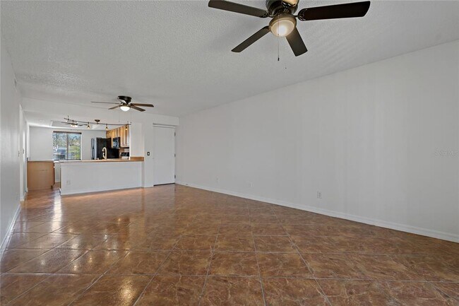 Building Photo - 122 E Cypress Ct