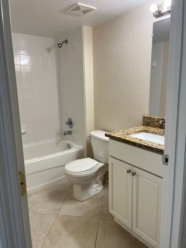 Building Photo - 151 SW Palm Dr