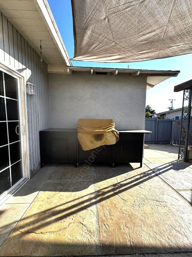 Building Photo - Stunning 3 Bedroom, 2 Bathroom Home on a L...