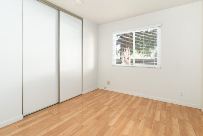 Building Photo - 208 Sequim Common