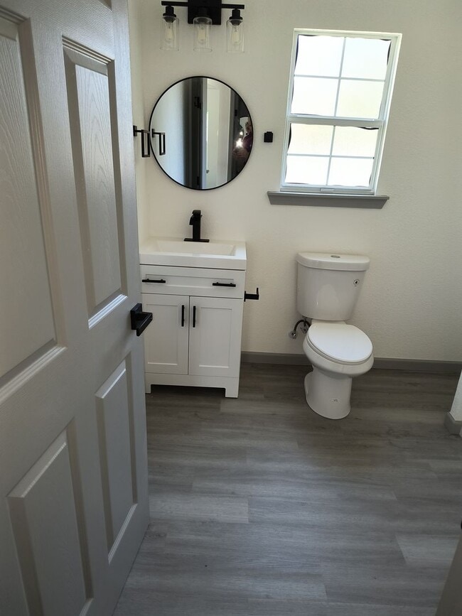 Building Photo - Newly Remodeled 2 Bedroom 1 1/2 Bath Home