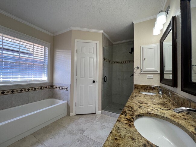Building Photo - Great 4-Bedroom / 2-Bathroom in Midway ISD
