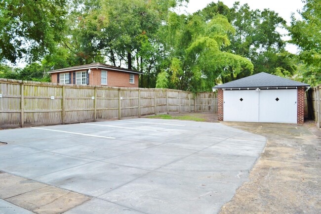 Building Photo - 2557 Dellwood Ave
