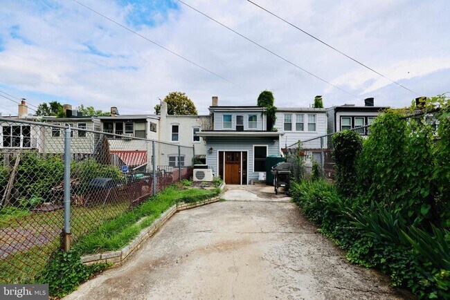 Building Photo - 2408 2nd St NE
