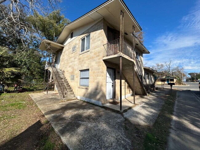 Building Photo - 2150 Saxon St