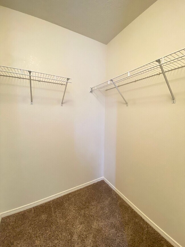 Building Photo - Spacious 3BR/2Bath/2Living - 1 Car Garage