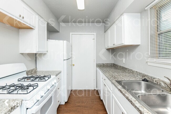 Building Photo - 607 Holly Lane