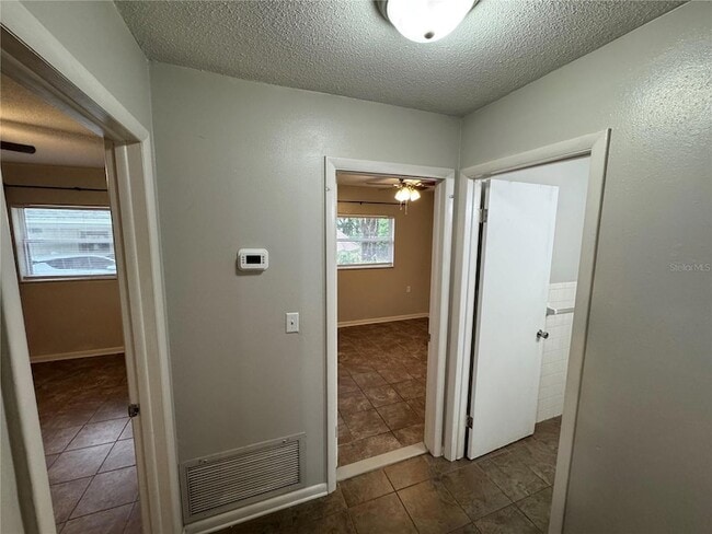 Building Photo - 503 Oak Ave