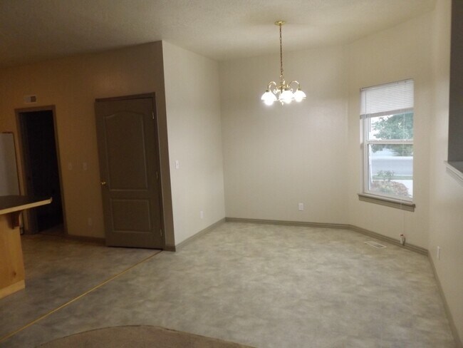 Building Photo - Spacious 3 Bedroom, 2 Bathroom Duplex with Two Car Garage and Fenced Yard!