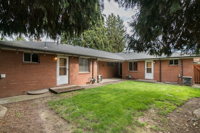 Building Photo - SE Walnut (Hillsboro)