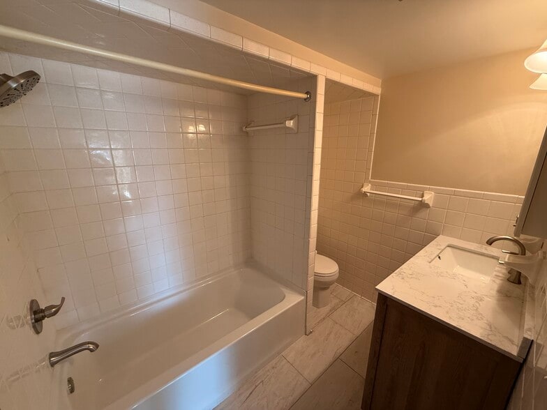 Building Photo - 1104 Vinewood Ave