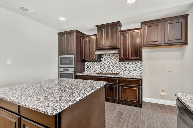 Building Photo - 1012 Summer Ln