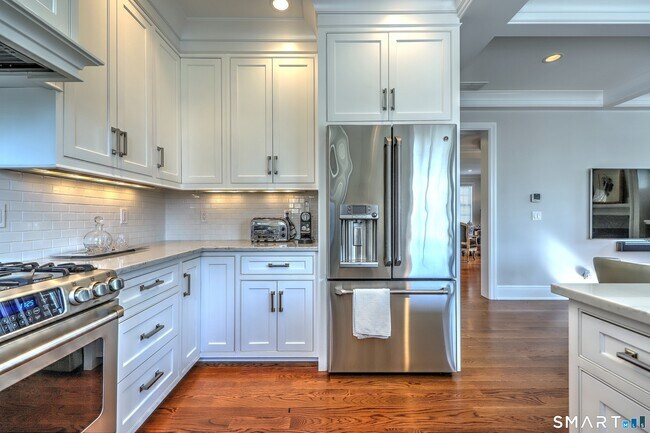 Building Photo - 30 Narrow St