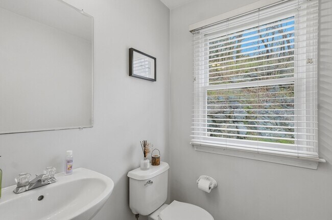 Building Photo - 11 Roseanna Park Dr