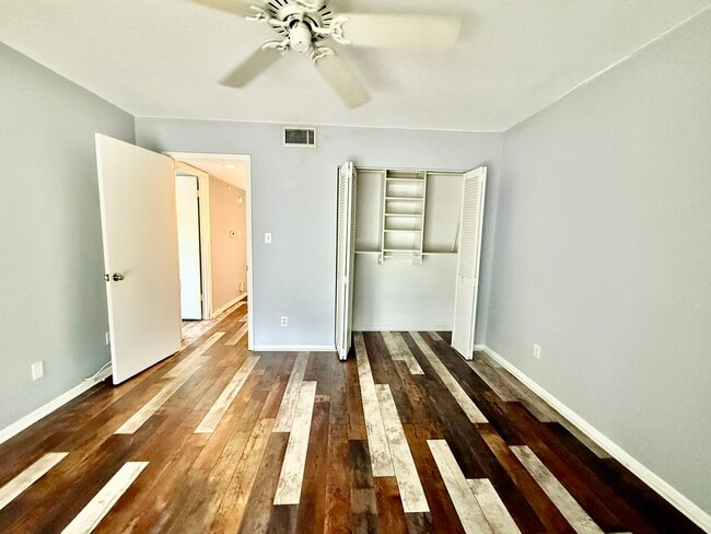 Building Photo - 2800 Cove Cay Dr