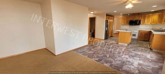 Building Photo - Spacious & Beautiful 4 bd 2.5 ba, 2 Story Battle Ground Home w/ A/C, Fireplace & so much More!