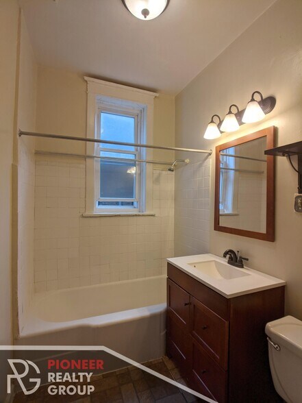 Building Photo - 4433 N Wolcott Ave