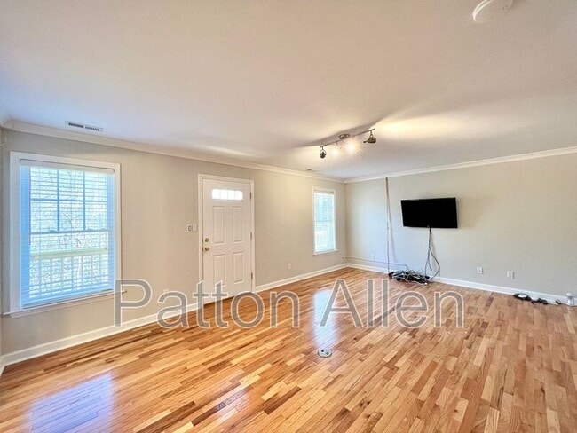 Building Photo - 430 Riverview Dr