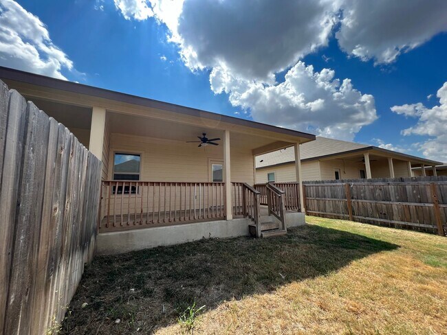 Building Photo - Beautiful Duplex in Seguin!