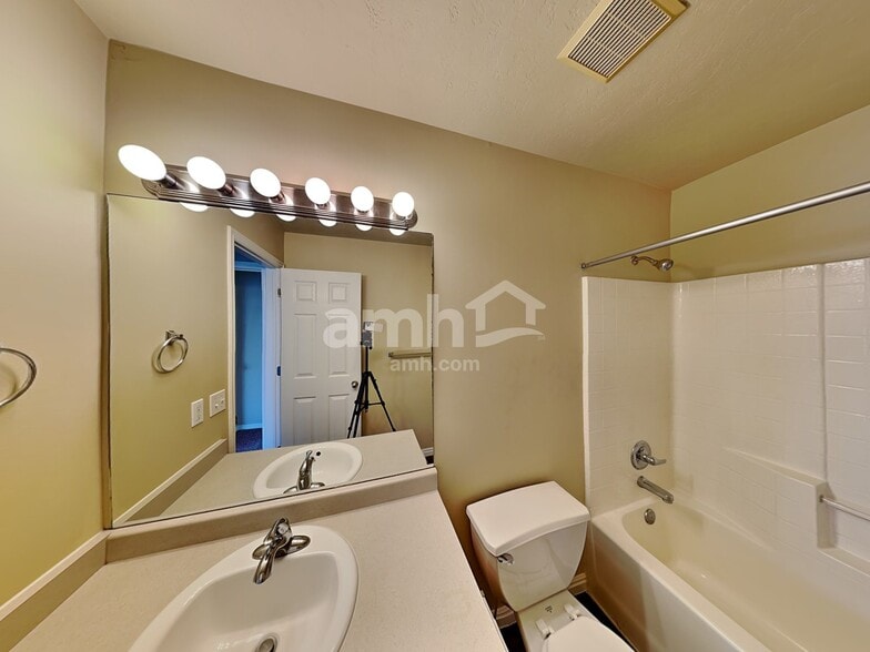 Building Photo - 947 Foxboro Dr