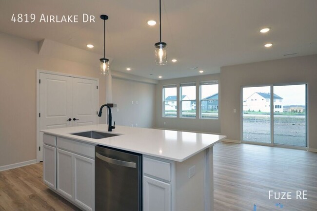 Building Photo - 4819 Airlake Dr