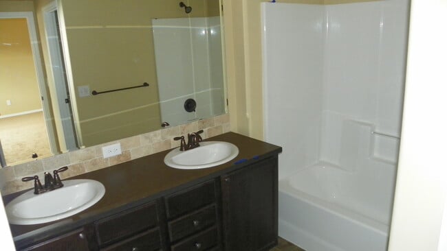 Building Photo - NE 3 Bdrm Home, All Appliances, Gas Heat, ...