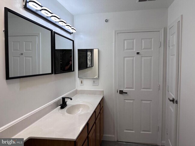 Building Photo - 5960 Millrace Ct