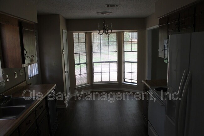 Building Photo - 2010 Sky Vista Dr W