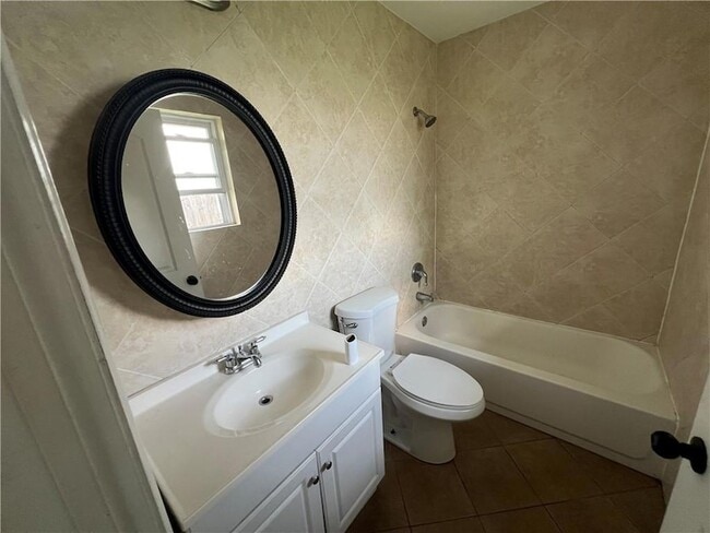 Building Photo - 2500 Campagna Dr