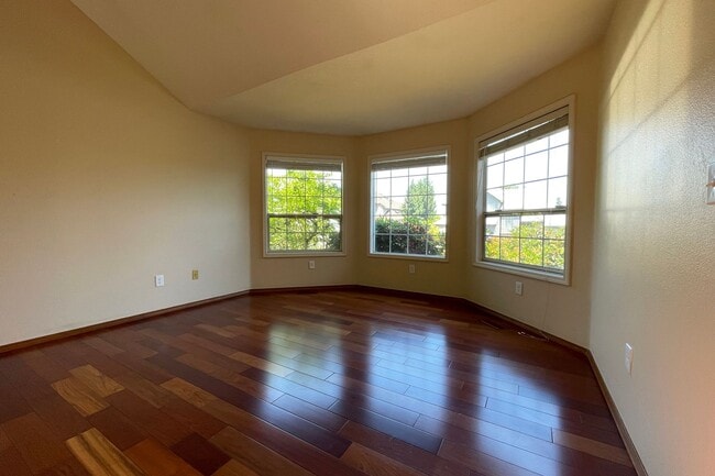 Building Photo - Gorgeous Beaverton home available with att...