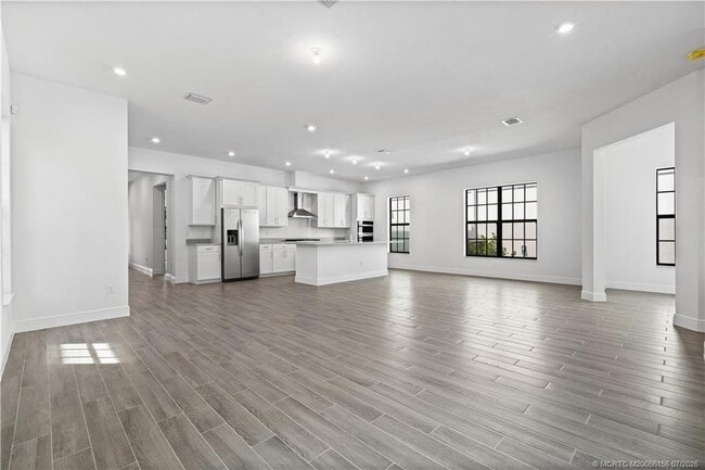 Building Photo - 870 SW Newfield Ave