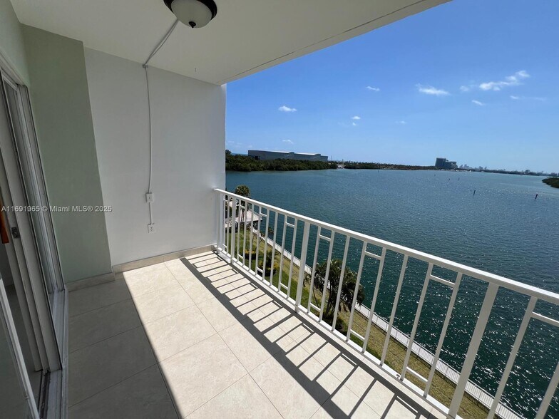 Building Photo - 500 Bayview Dr