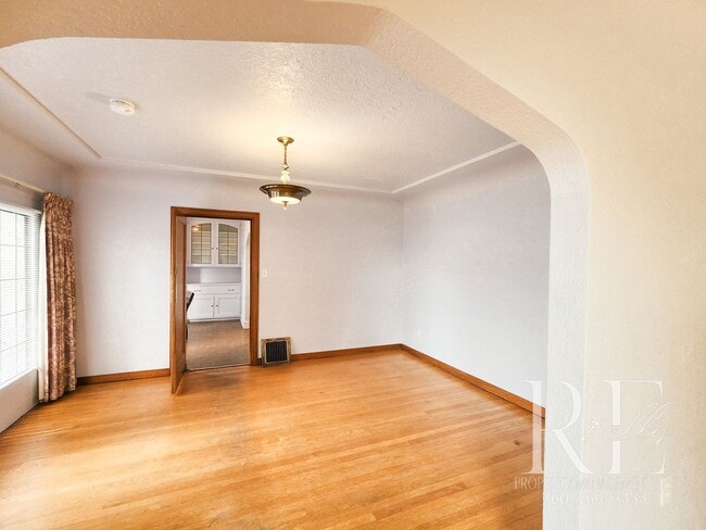 Building Photo - Waterfront Tudor | Private, Vintage Charm with Casita