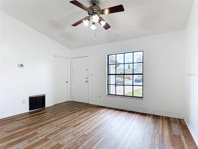 Building Photo - 115 Lindenwood Ln