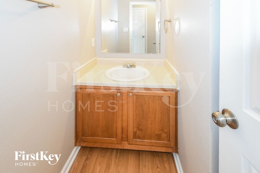 Building Photo - 2334 Layton Park Dr