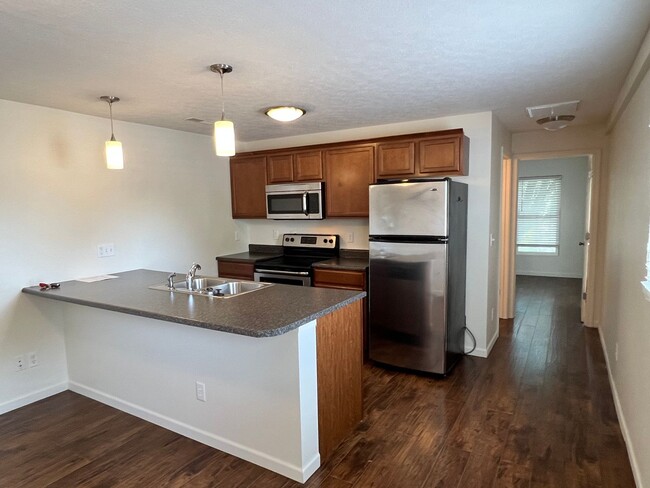 Building Photo - 1 Bedroom Avail August 2025; $895 Monthly ...