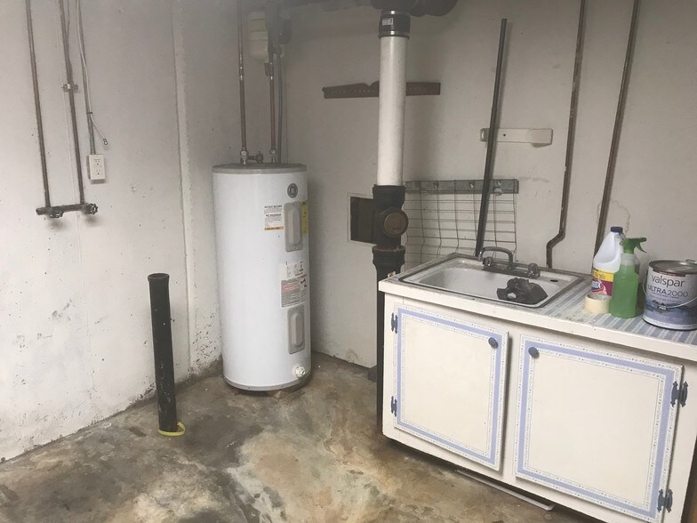 laundry area - 3251 Bayvue Blvd