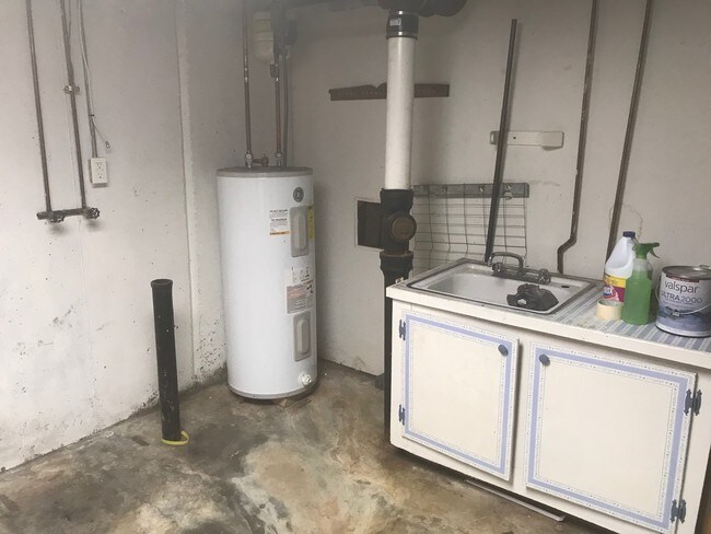 laundry area - 3251 Bayvue Blvd