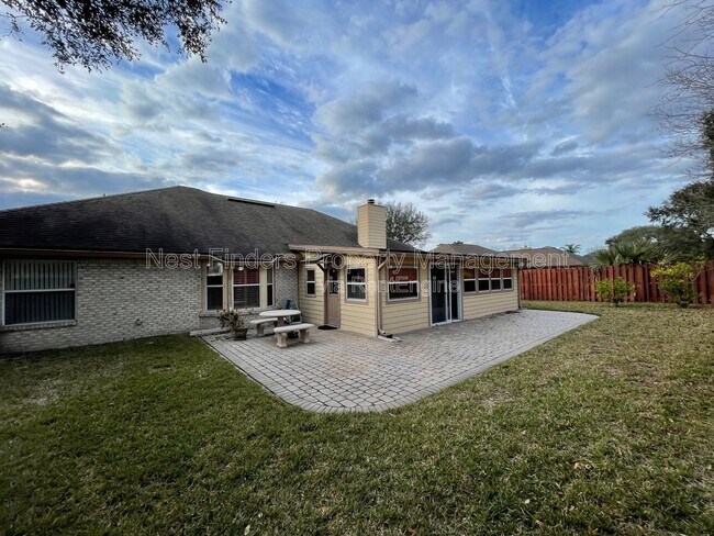 Building Photo - 2127 Forest Gate Dr W