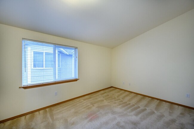 Building Photo - Available in June 2026 Well-maintained 3 bedrooms 2.5 bath townhouse located in the heart of Lake...